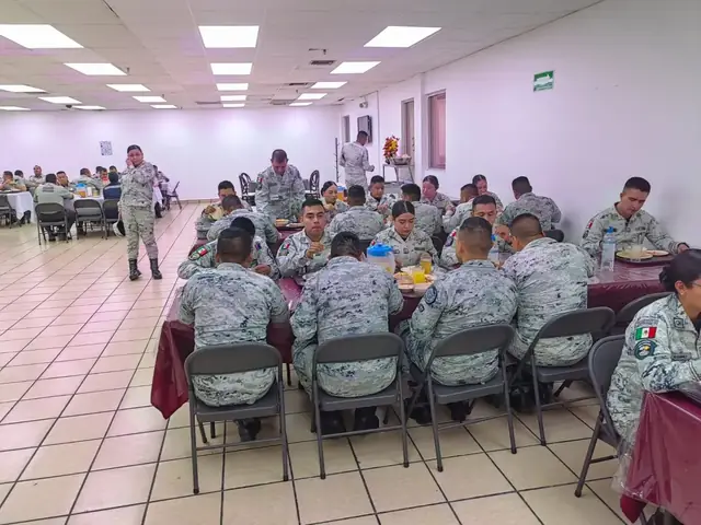 Comedor institucional con elementos uniformados comiendo durante el servicio