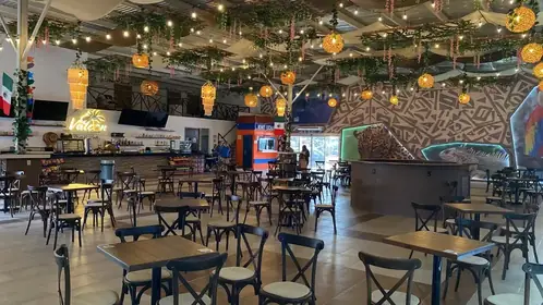 Comedor decorado con luces y mobiliario de madera
