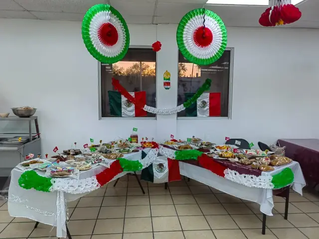 Buffet con decoración tricolor para una celebración de fiestas patrias