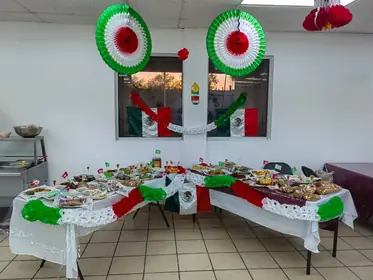 Montaje de buffet con decoración mexicana