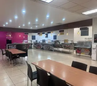 Comedor con barra de servicio y mesas de madera