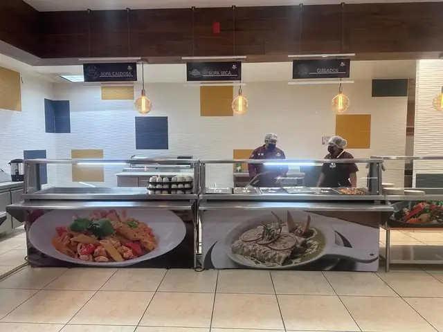 Línea de servicio de alimentos calientes lista para los comensales
