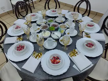Mesa montada con desayuno y postres para un evento