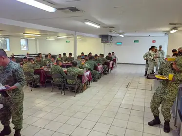 Comedor institucional en plena operación con comensales uniformados