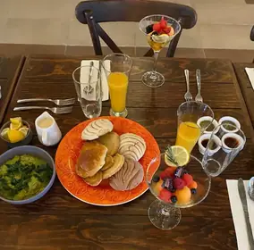 Desayuno mexicano completo con fruta, jugo y pan dulce