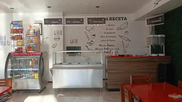 Cafetería con vitrina de alimentos y barra de servicio