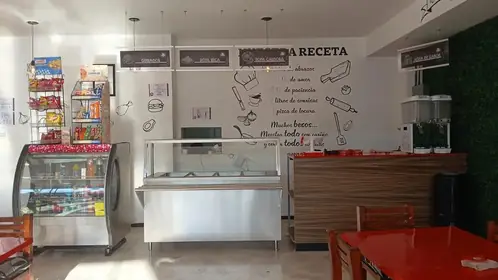 Cafetería con vitrina y barra de atención